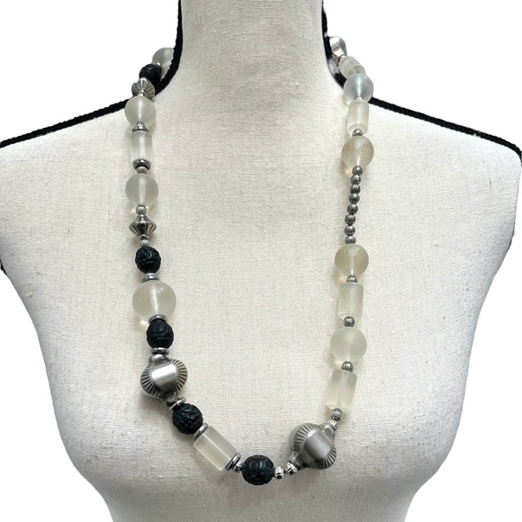 VINTAGE CHUNKY CLEAR, BLACK & SILVER TONE BEADS STATEMENT NECKLACE - Picture 15 of 16